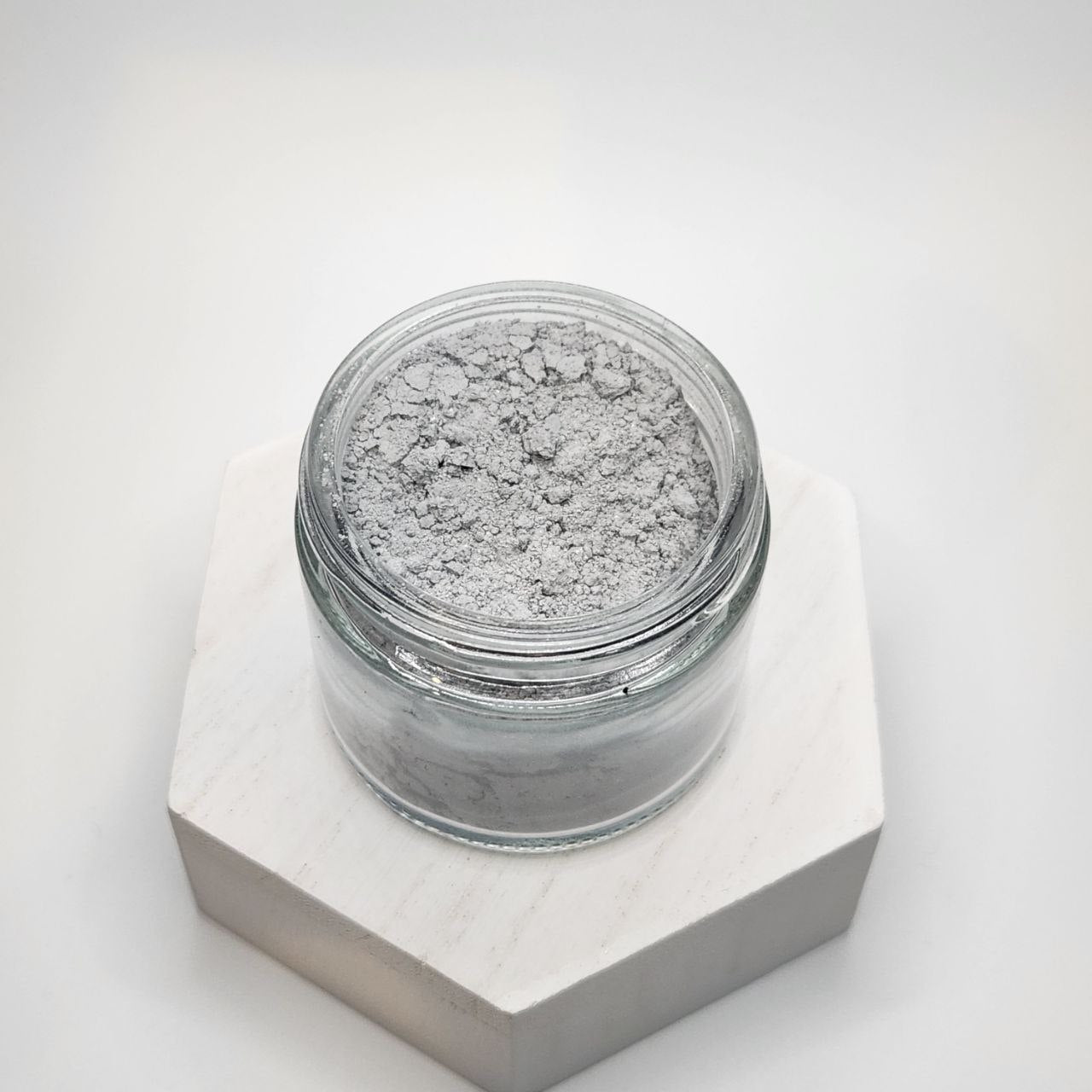 Fluoride-free remineralizing tooth powder with hydroxyapatite from eggshells to support enamel strength & gum health.