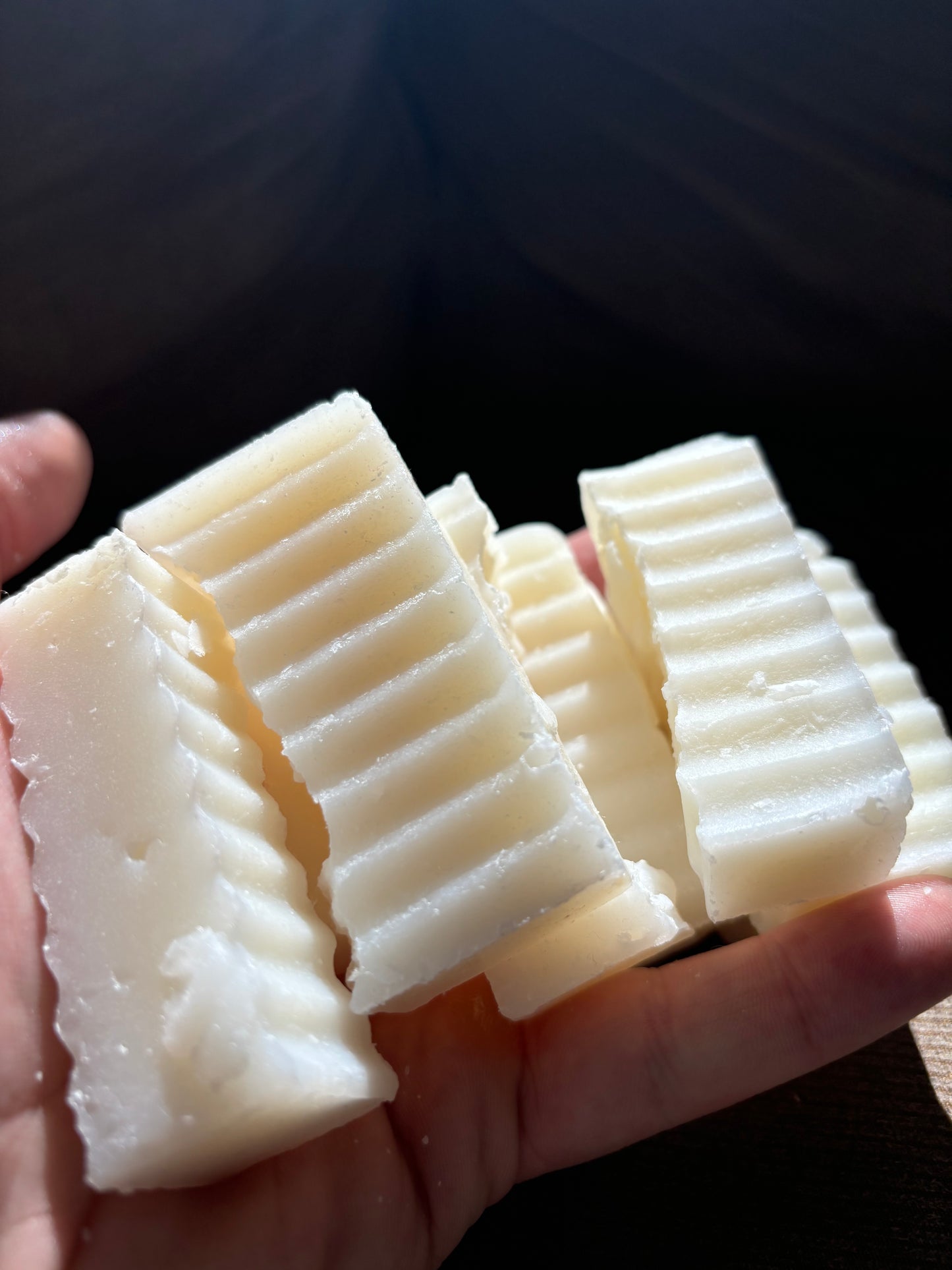 Grass-fed tallow shampoo bar for soft, hydrated hair – sulfate-free, chemical-free, and scalp-friendly.