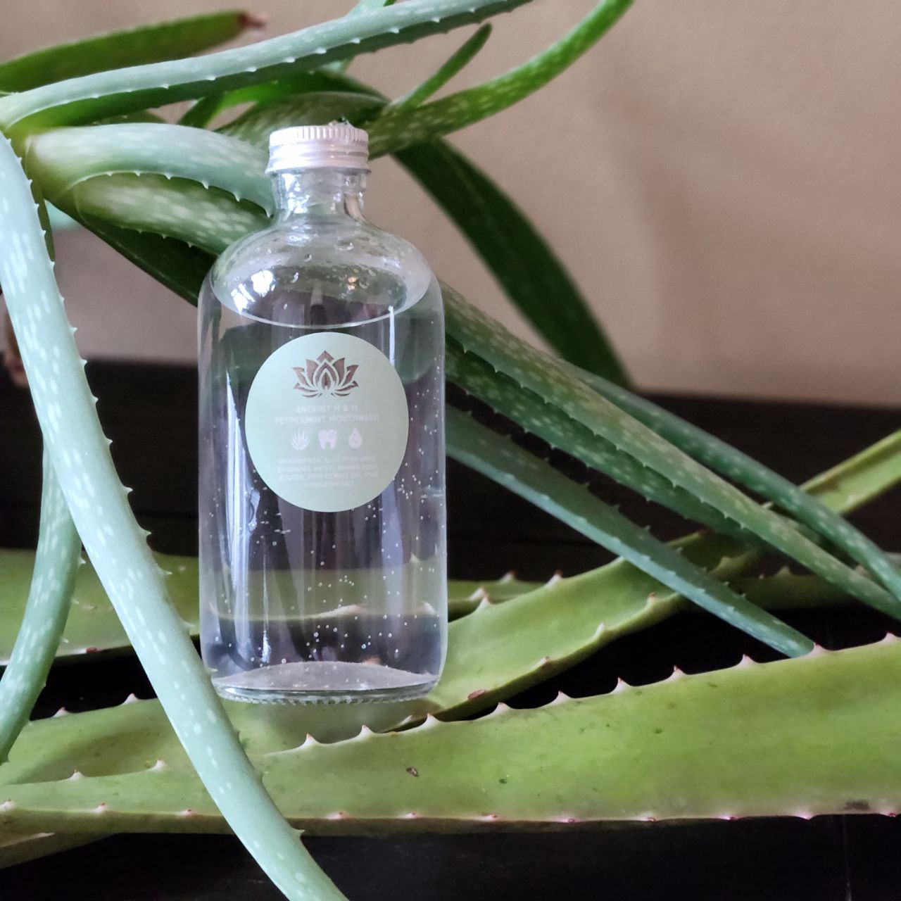 Alcohol-free peppermint mouthwash for fresh breath & healthy gums, made with natural ingredients.